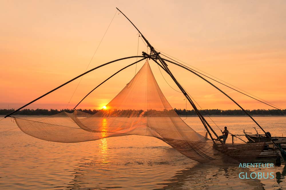 Abendstimmung am Mekong in Kratie: Fischer mit Senknetz vor der Insel Koh Trong
