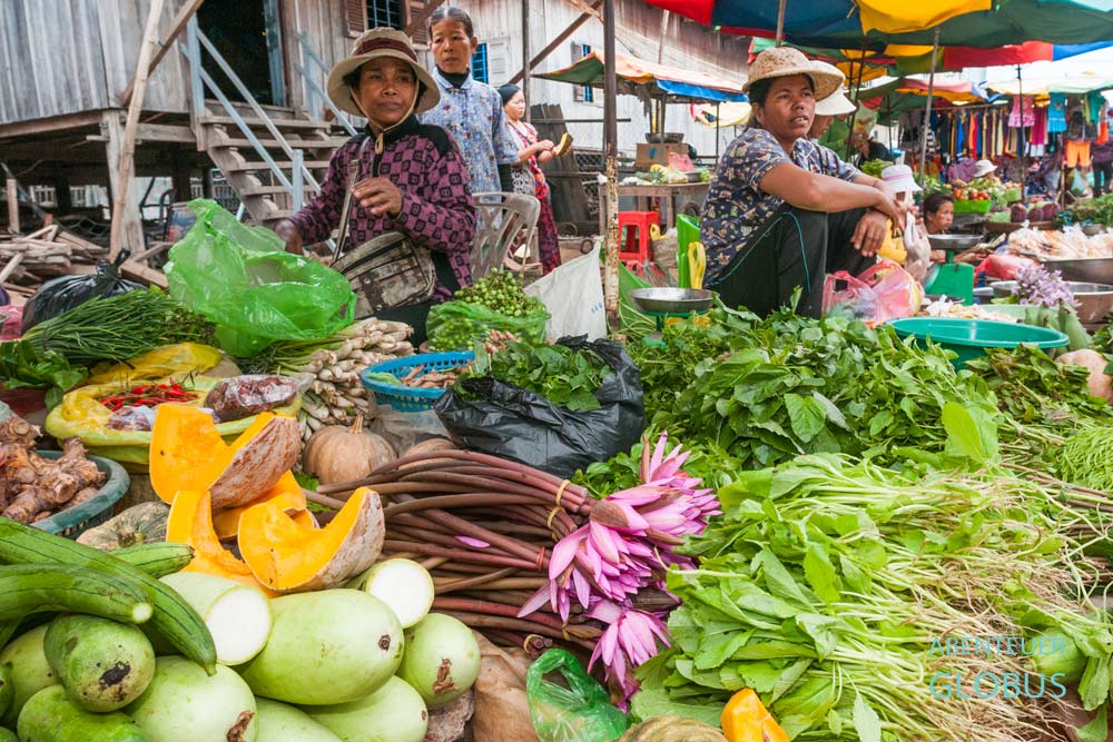 Tipps für Kratie in Kambodscha: Frauen auf dem Markt mit Obst und Gemüse