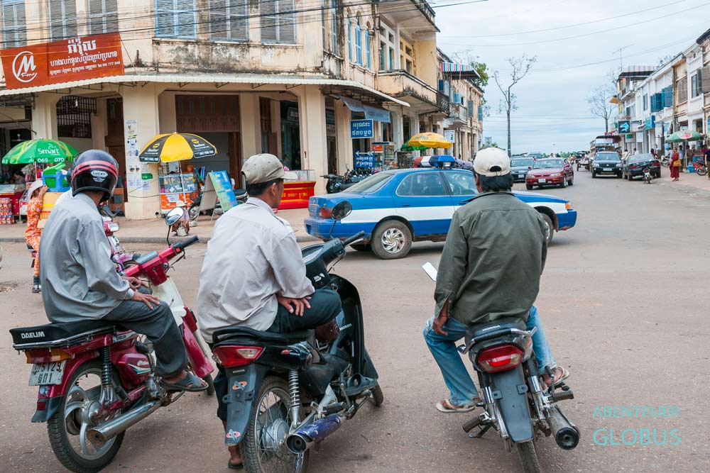 Tipps für Kratie in Kambodscha: Motorradtaxis warten in der Innenstadt auf Kunden.