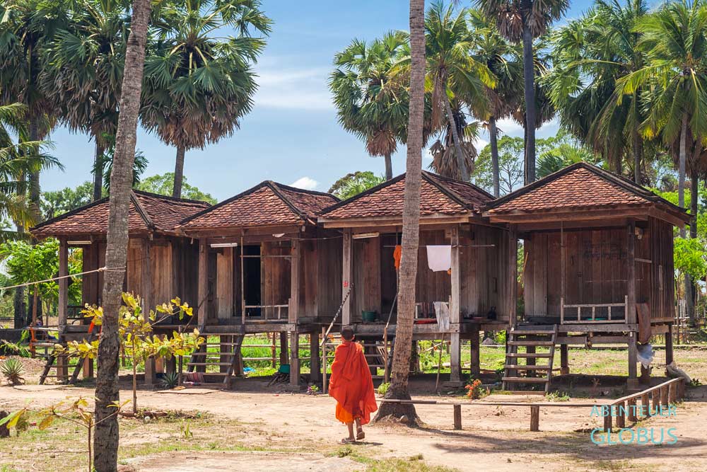 Ein Mönch vor den Meditationshütten im Wat Phnom Sapok zwischen Kratie und Kampi.