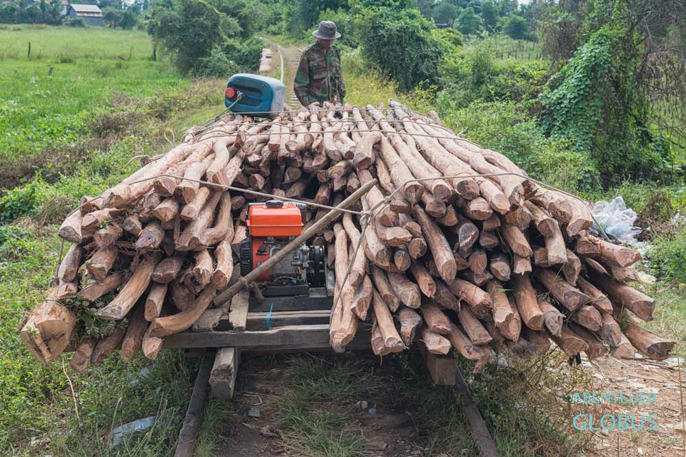 Pursat: Voll beladener Bambuszug (Bamboo Train) zwischen Pursat und Battambang