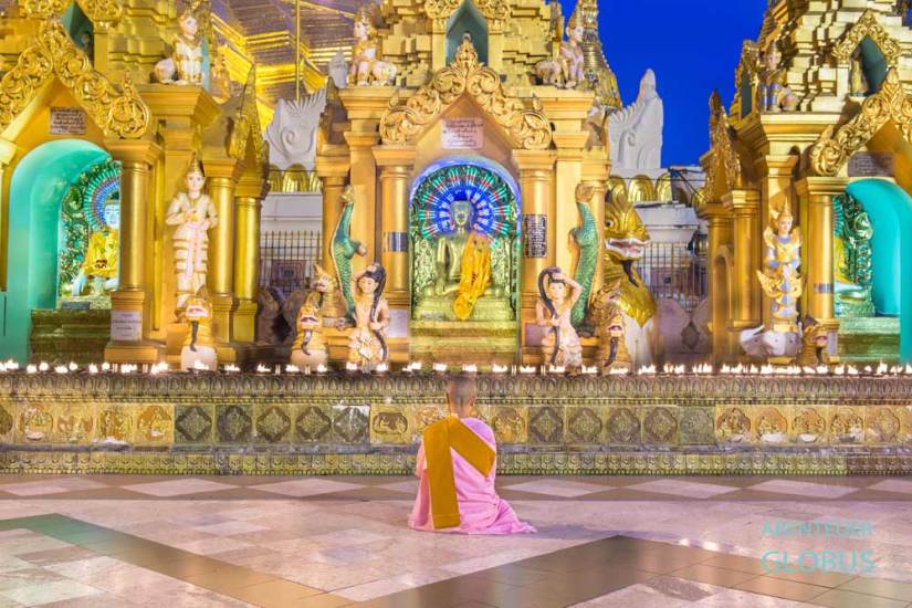 Nonne beim Gebet in der Shwedagon-Pagode in Yangon