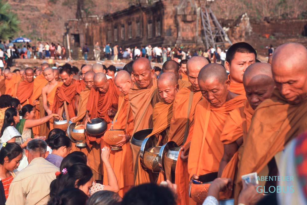 Tempel Wat Phou und Champasak: Spendenzeremonie Tak Bat für die Mönche und Novizen zum Fest Boun Wat Phou 
