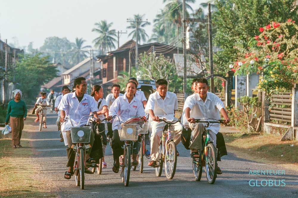 Champasak in Laos: Schüler auf der ruhigen Dorfstraße
