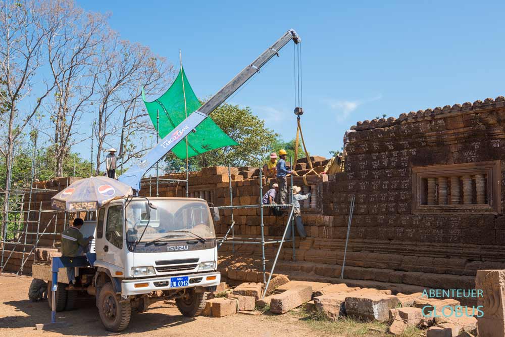 Sehenswürdigkeiten und Tipps für Champasak: Bauarbeiten am Palastgebäude im Tempelkomplex Wat Phou.