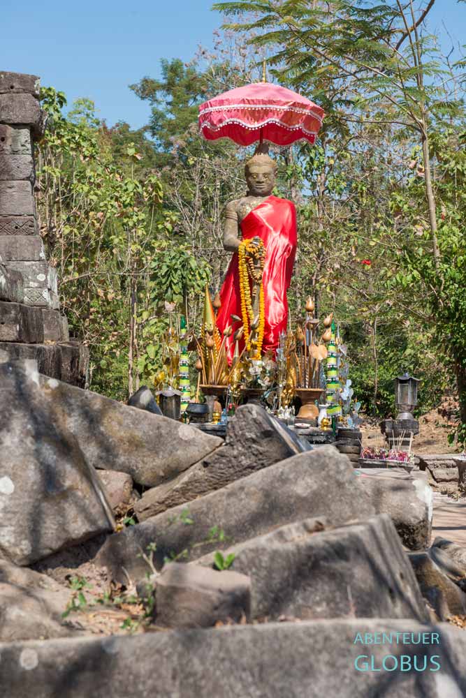 Tipps für Champasak und Wat Phou: Statue von König Kammatha (Dvarapala) an der Steintreppe