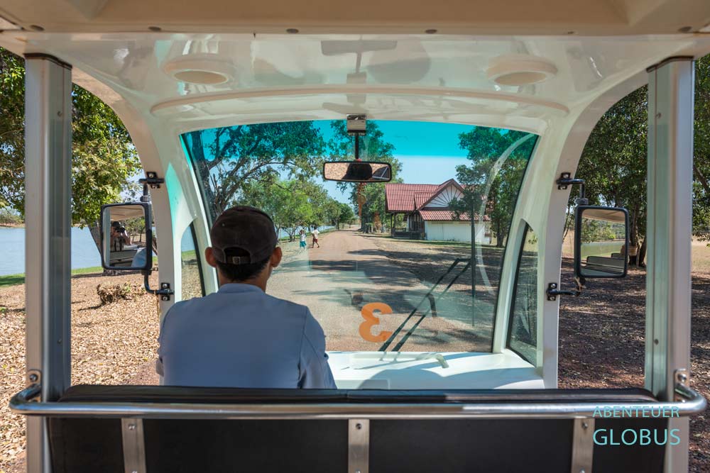 Sehenswürdigkeiten und Tipps für Champasak: Buggys pendeln im Wat Phou.