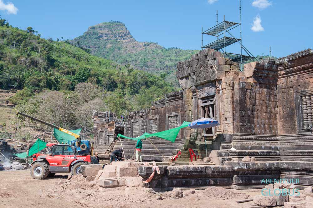 Sehenswürdigkeiten und Tipps für Champasak: Restaurierungsarbeiten am Nord-Palast der Khmer-Tempelanlage Wat Phou.