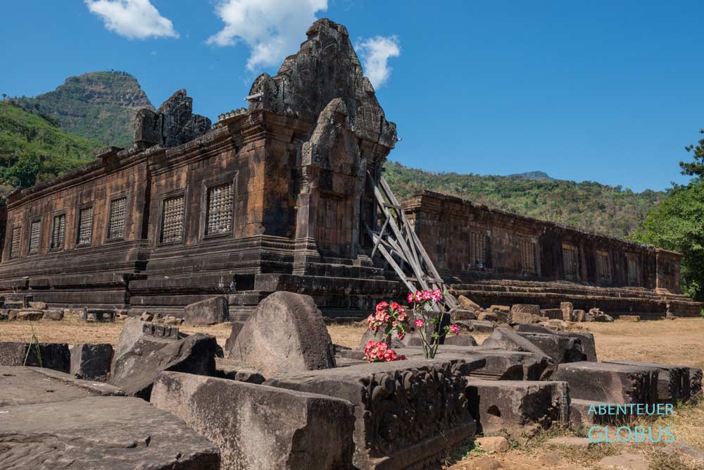Champasak und Wat Phou: Nord-Palast der Khmer-Tempelruinen, im Hintergrund der Berg Phou Kao.