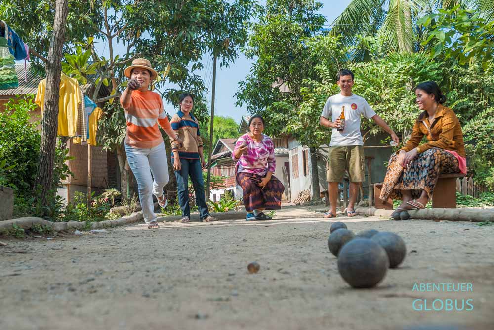 Luang Prabang in Laos: Laoten lieben das Boule-Spielen.