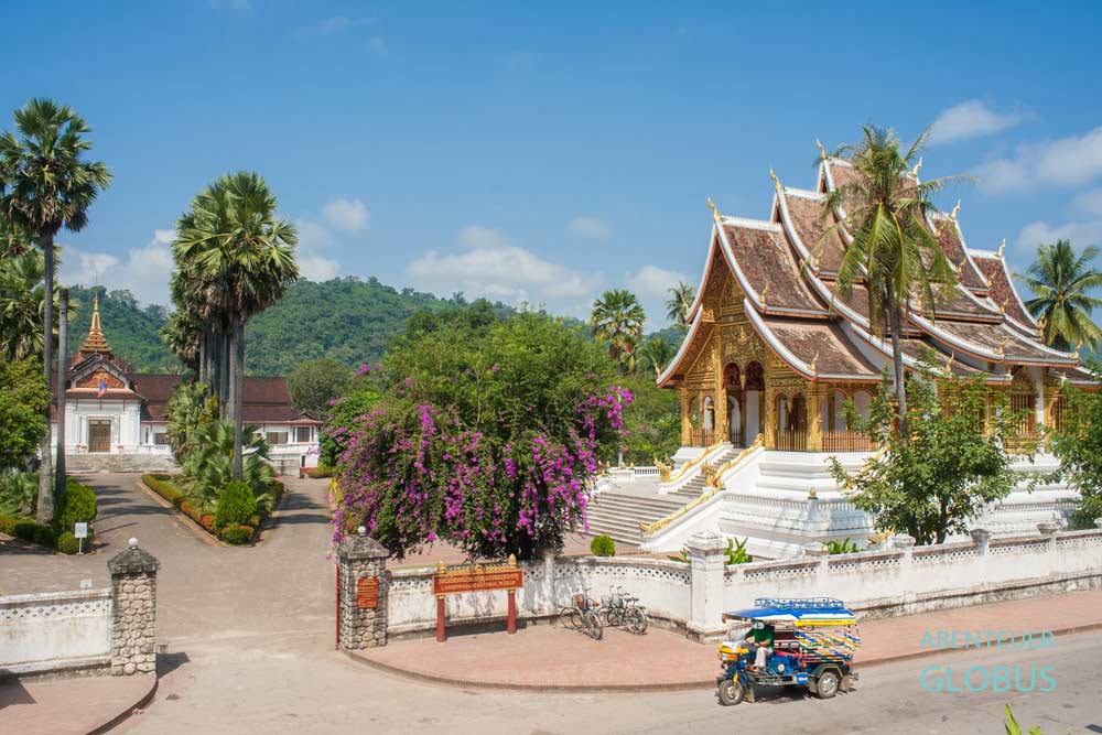 Luang Prabang: Königspalast und Schrein Ho Phra Bang an der Hauptstraße Sisavangvong