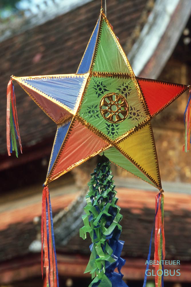 Reisetipps: Mit Lampions werden die Tempel in Luang Prabang zum  Lichterfest Bun Ok Phansa dekoriert.