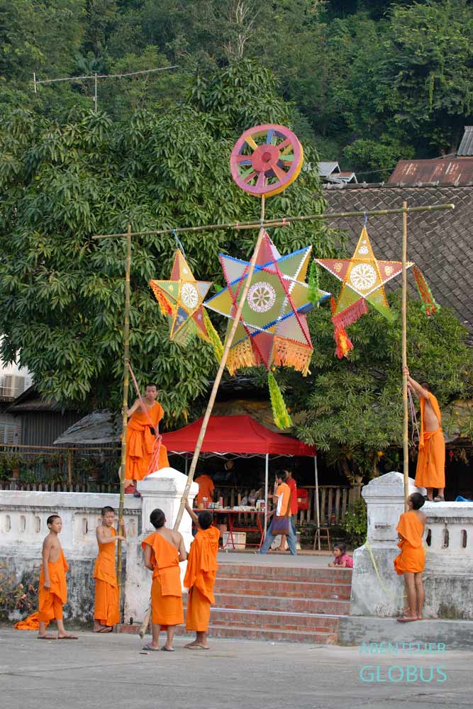 Festivals in Luang Prabang in Laos: Lampions für das Lichterfest Bun Ok Phansa
