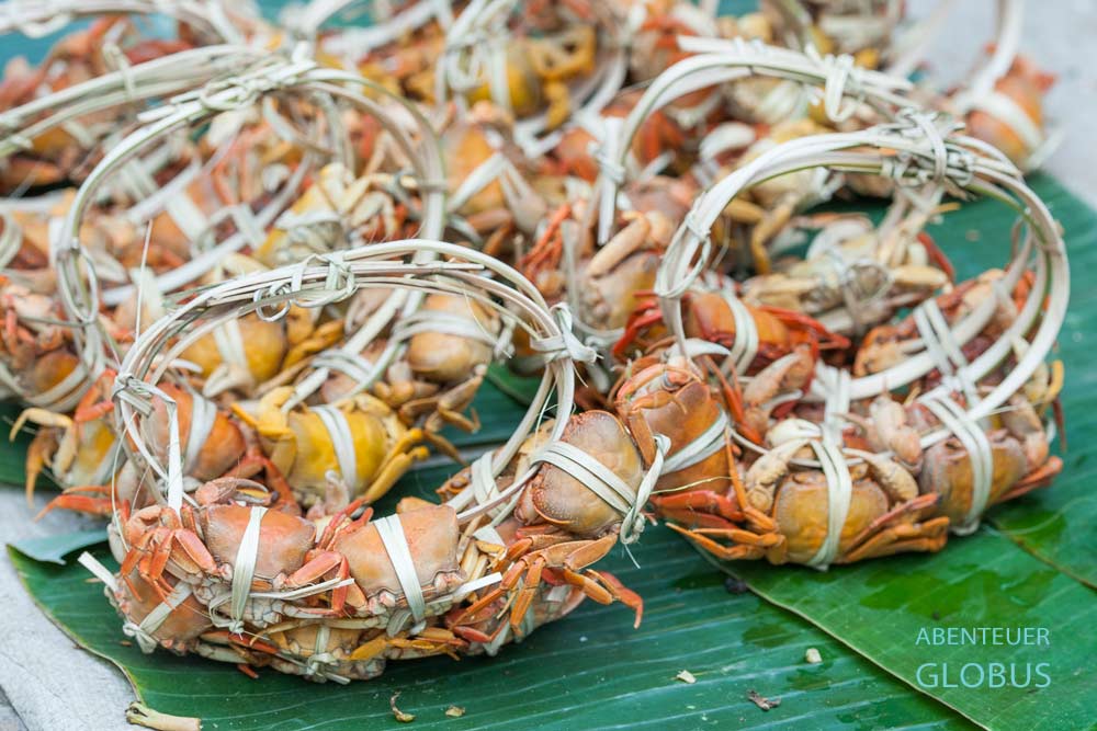 Tipps für die Königsstadt Luang Prabang in Laos: Verkauf von Krebsen auf dem Morgenmarkt Talat Tha Heua