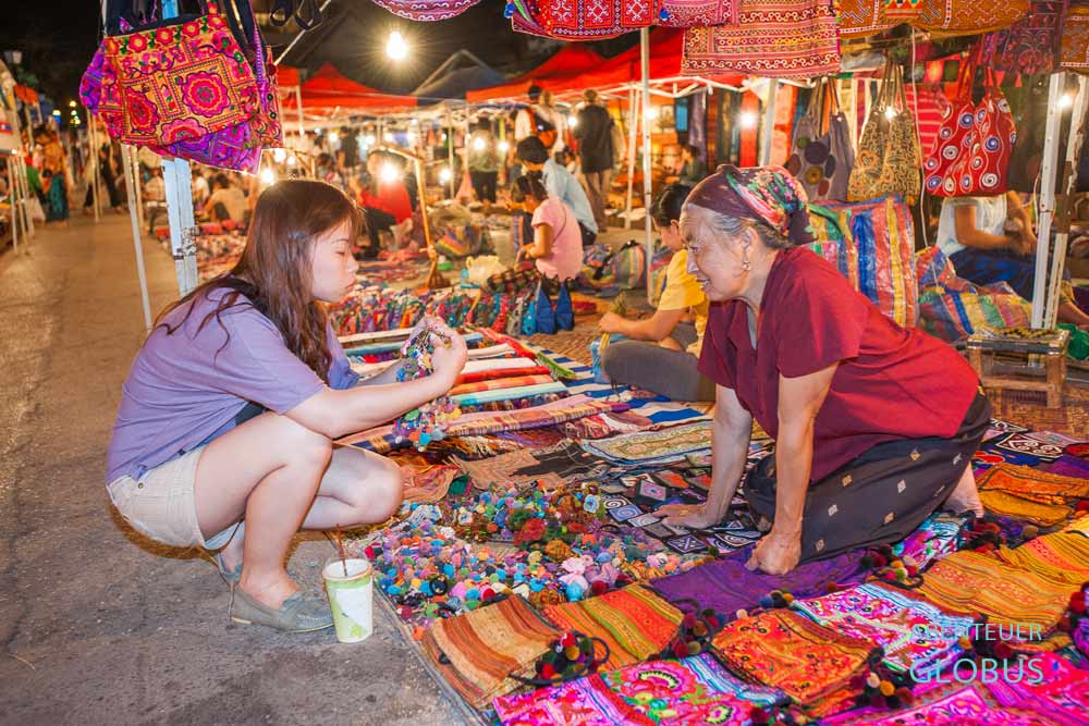 Shenswürdigkeiten und Tipps für Luang Prabang: Nachtmarkt am Königspalast auf der Sisavangvong Road