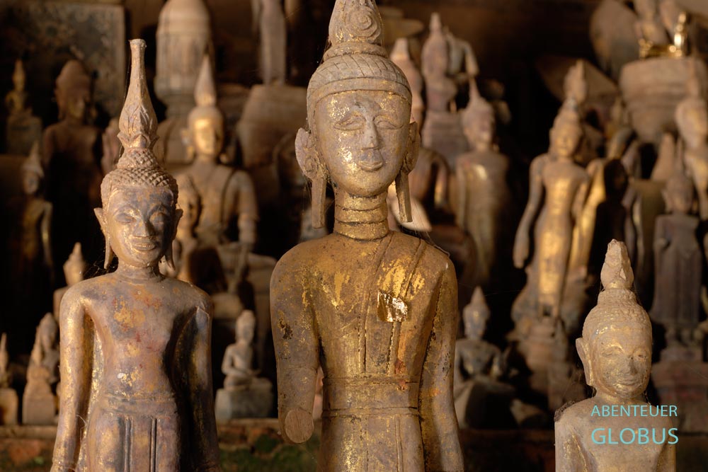 Sehensürdigkeiten nahe Luang Prabang: Buddhas in der Tham Ting Höhle am Mekong im Dorf Pak Ou in Laos