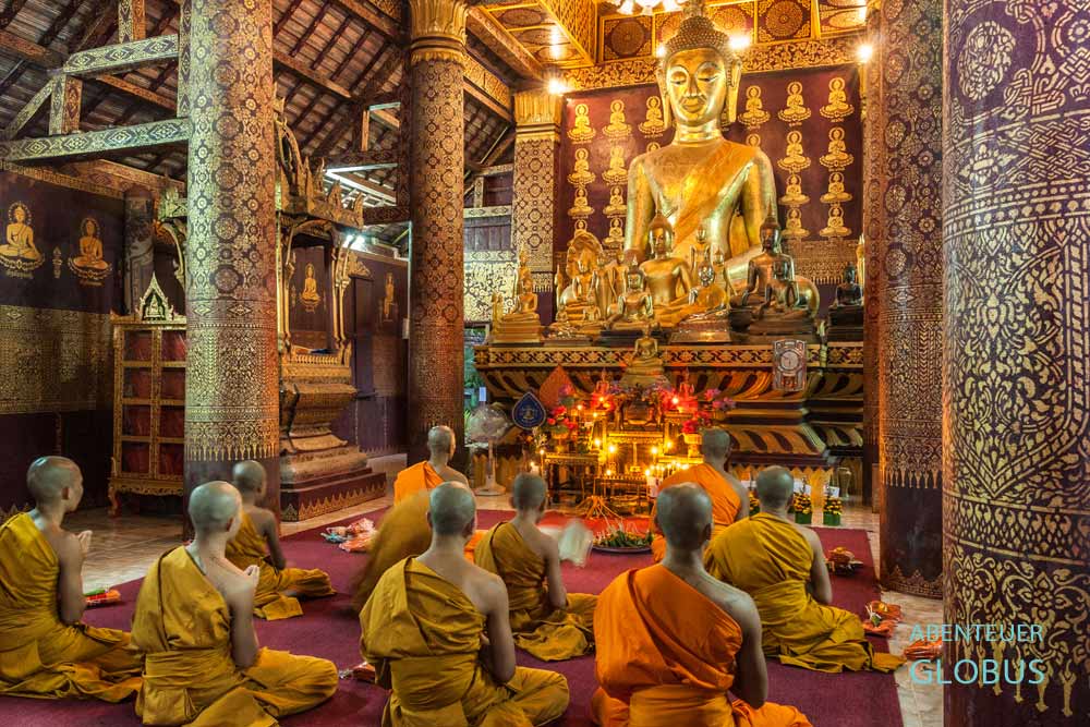 Tipps und Highlights in Luang Prabang: Mönche und Novizen während des Abendgebetes im Wat Chum Khong