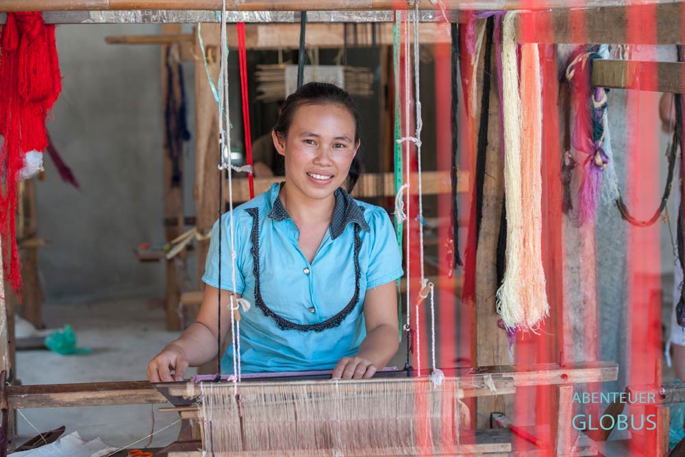 Luang Prabang in Laos: Weberei Handwerkerdorf im Dorf Ban Xieng Lek 