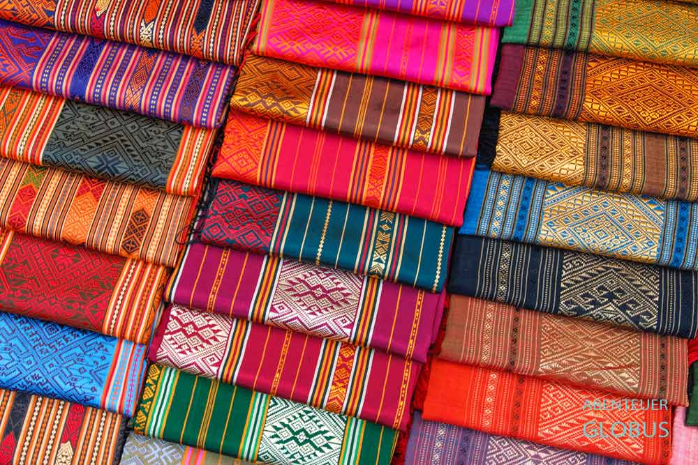 Tipps für Luang Prabang: Handwerkerdörfer in der Umgebung, Webereien fertigen Seidenstoffe und Kleidung.