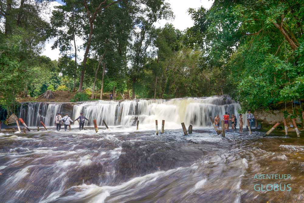 Kinder im Phnom Kulen Wasserfall im Phnom Kulen Nationalpark: Tipps und Sehenswürdigkeiten in Angkor