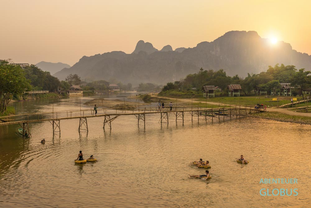 Vang Vieng. Tubing auf dem Fluss Nam Song und zu den Höhlen