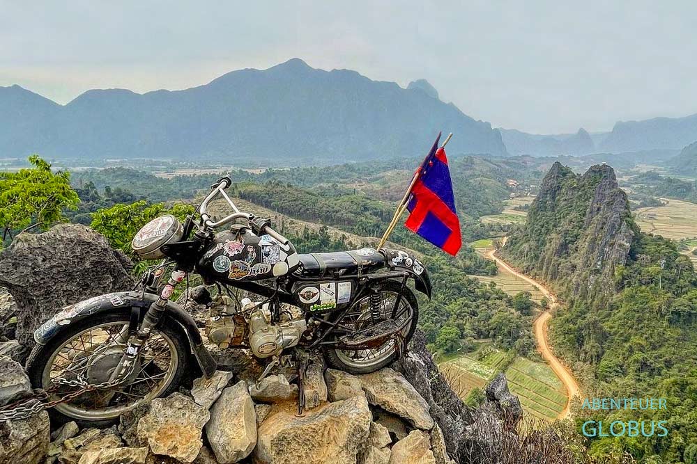 Tipps für Vang Vieng: Viewpoint Nam Xay Top View mit Motorrad im Dorf Nathong Village 