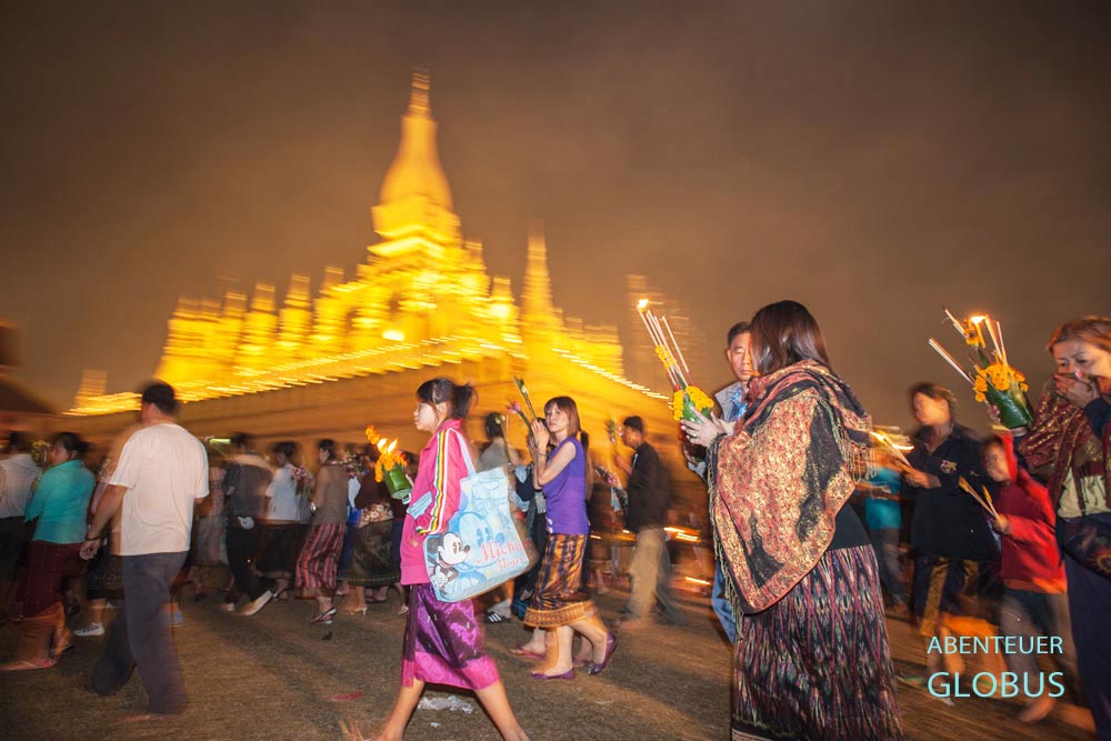 Festivals und Tipps für Vientiane: Lichterprozession um den Stupa That Luang zum Vollmondfest Bun That Luang