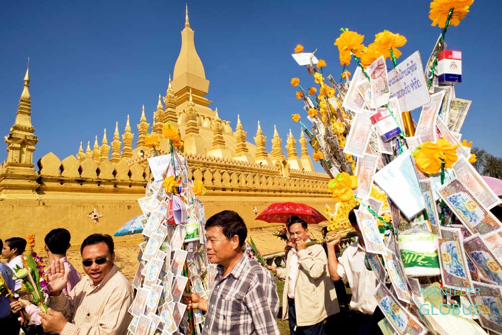 Festivals und Tipps für Vientiane: Spendengang der Gläubigen um das Nationalheiligtum That Luang zum Vollmondfest Boun That Luang
