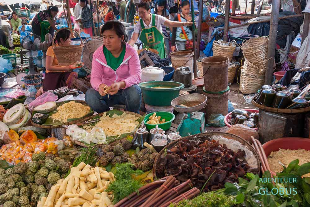 Tipps und Highlights für Vientiane: Obst- und Gemüsehändlerinnen auf einem Open-Air-Markt