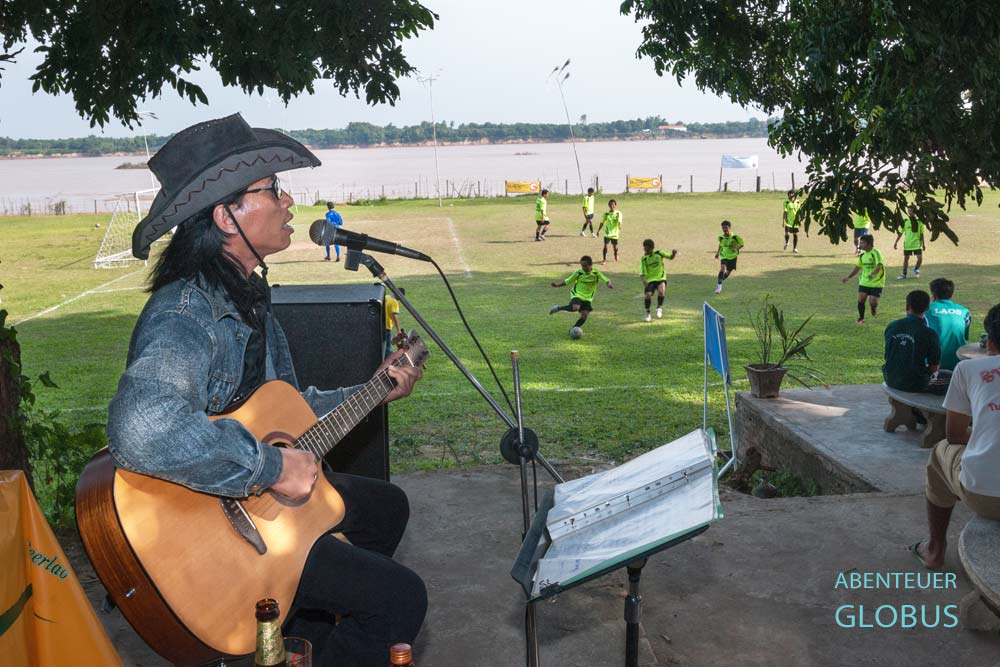 Tipps für die Hauptstadt Vientiane: Fußballspiel am Mekong nahe Buddha-Park