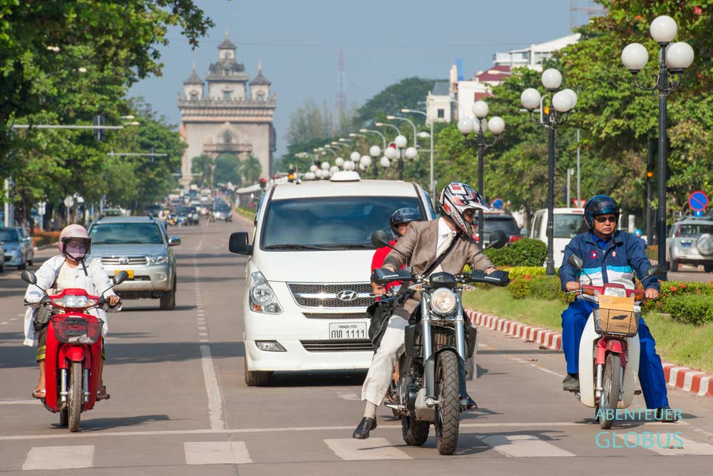 Tipps und Sehenswürdigkeiten in Vientiane: Verkehr und Triumphbogen Patuxai auf der Lane Xang Avenue 