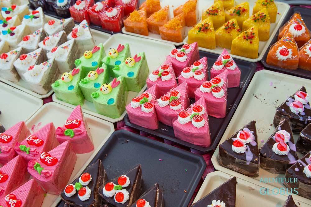 Tipps und Highlights für Vientiane: Bunte Törtchen auf dem Night Market am Mekong 