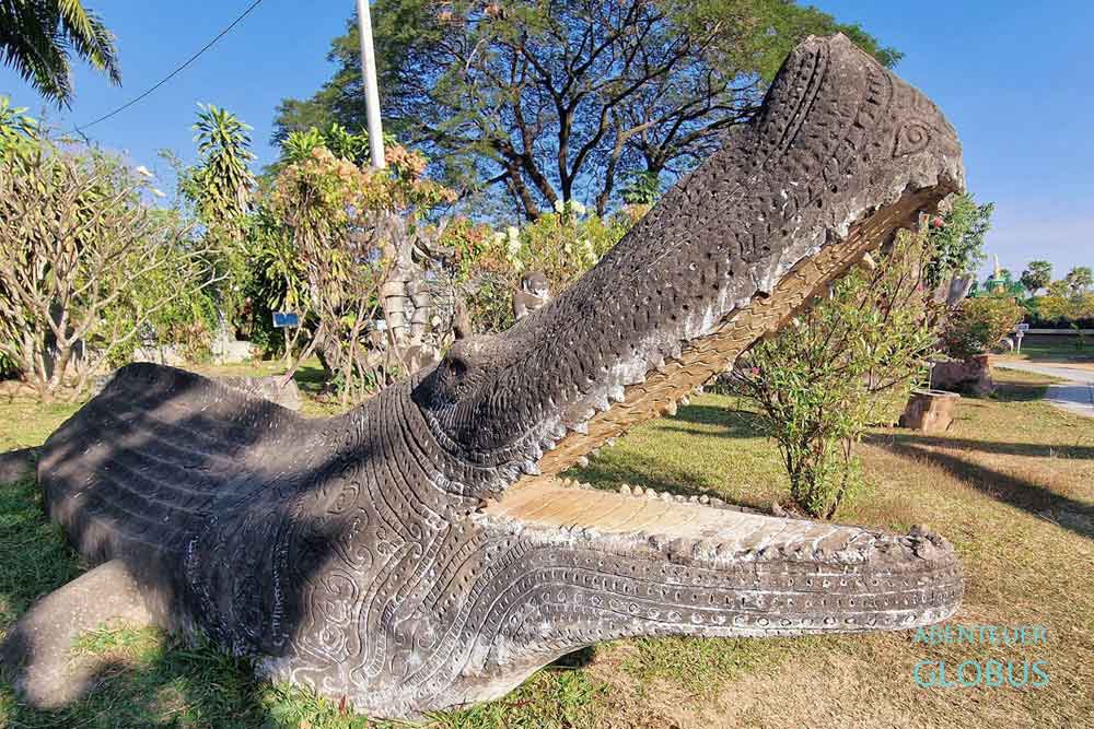 Sehenswürdigkeiten und Tipps für Vientiane: Krokodil aus Beton im Buddha-Park Wat Xieng Khouane Luang, auch Xieng Khuan