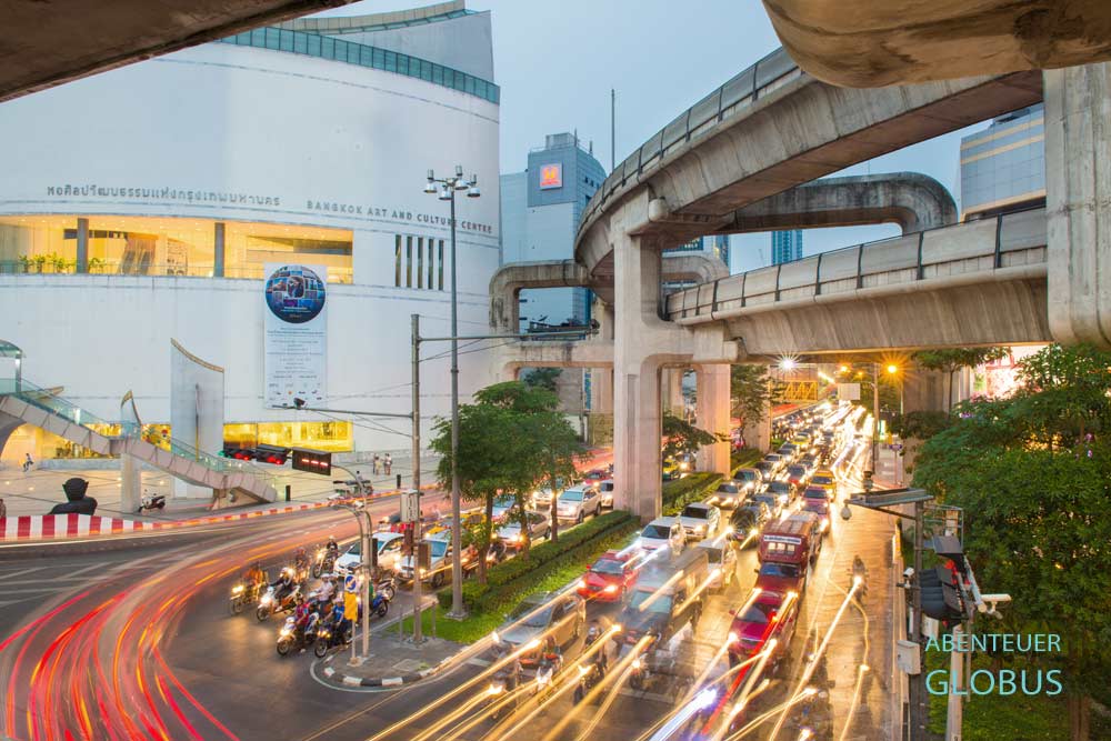 Stau in den Straßen von Bangkok, darüber fahren der MRT Skytrain und der Airport Rail Link, Thailand