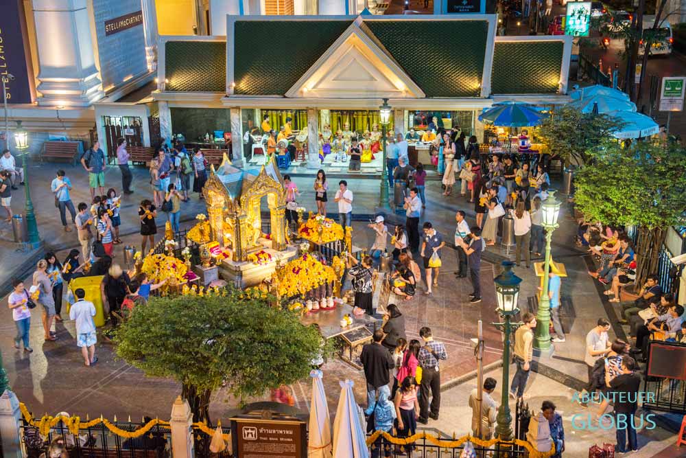Erawan-Schrein am Abend in Bangkok, Thailand