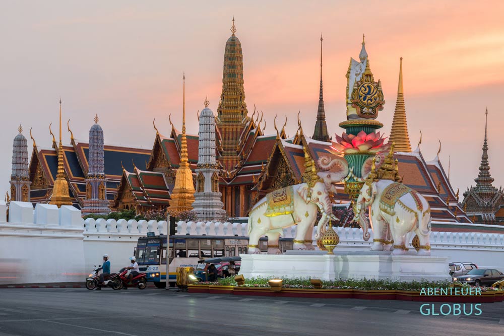 Verkehr vor dem Royal Palace in Bangkok