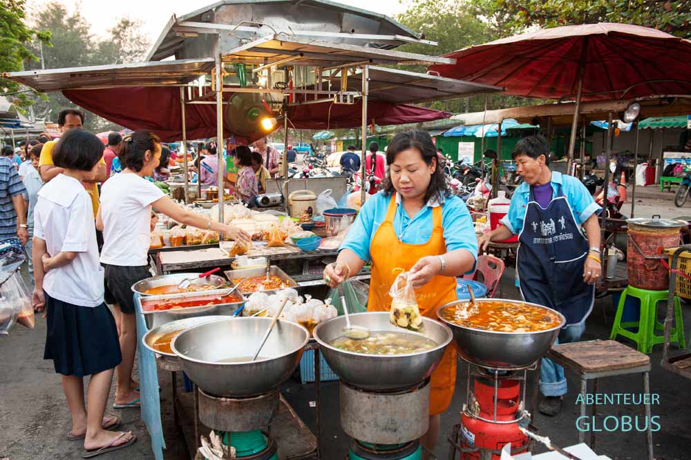 Sehenswürdigkeiten in Bankok: Essensstände, Garküchen und Street Food auf einem Nachtmarkt