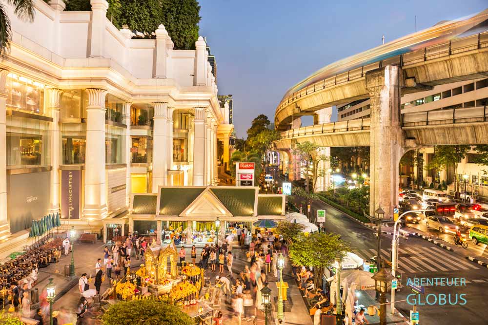 Erawan-Schrein am Grand Hyatt Erawan Hotel und Skytrain im Stadtteil Siam