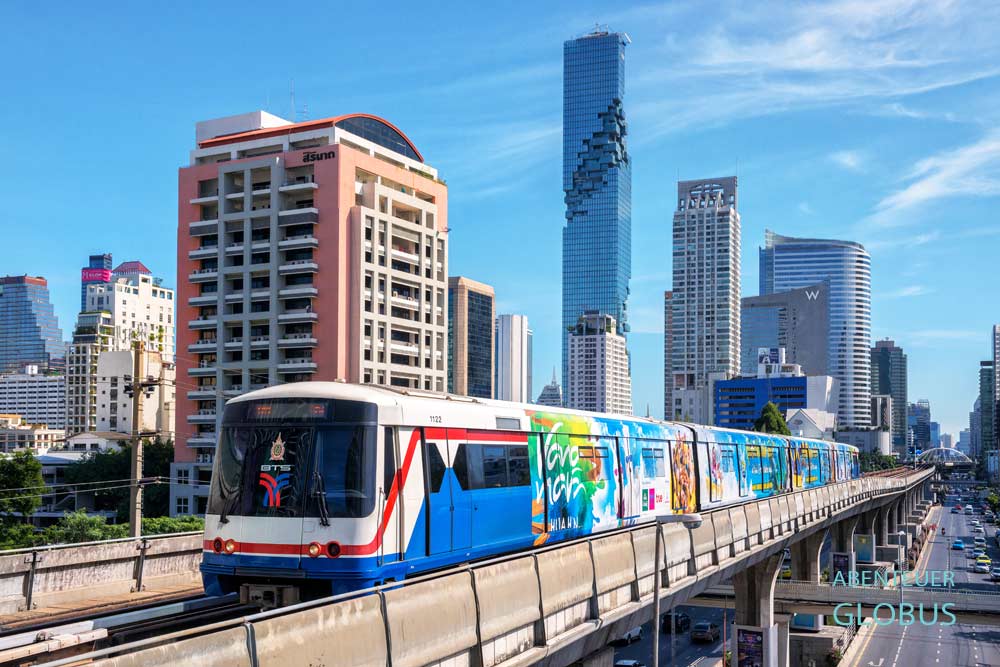 Bangkok: Skytrain (BTS) und Wolkenkratzer King Power Mahanakhon mit Skywalk (Aussichtsplattform)