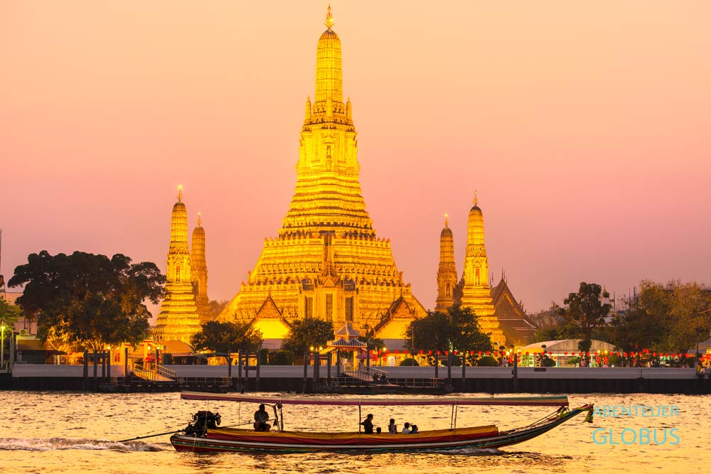 Tempel der Morgenröte Wat Arun am Fluss Chao Phraya und Longtailbootstour am Abend