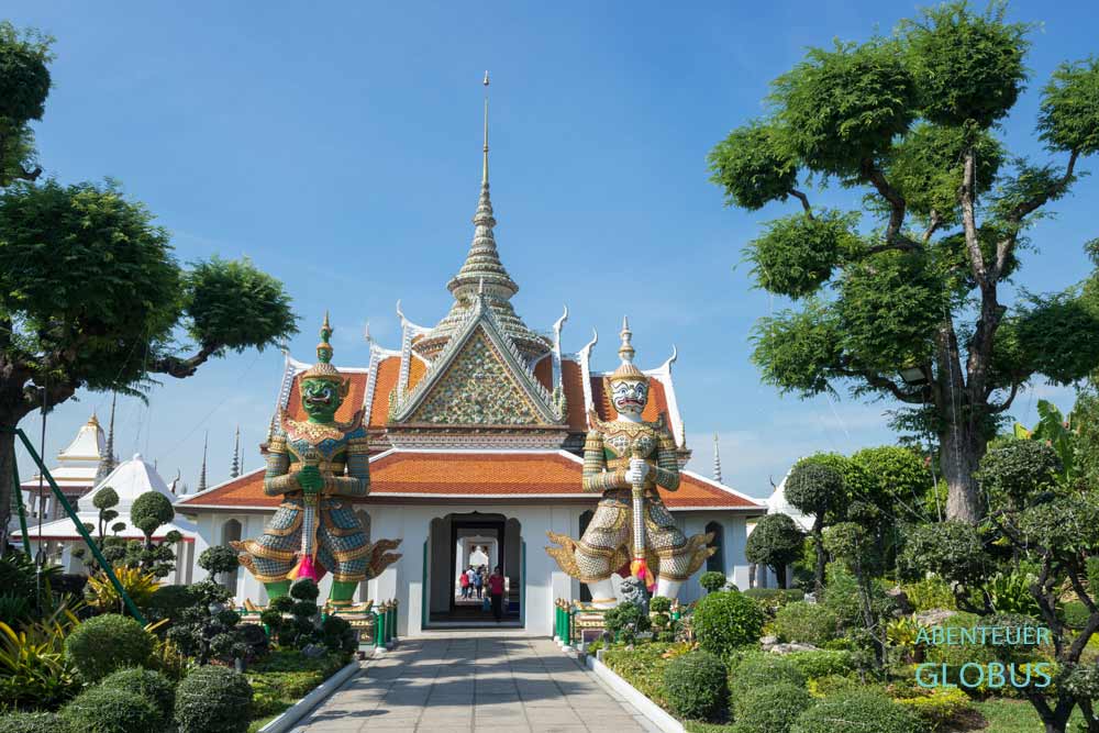 Shenswürdigkeiten in Bangkok: Wächterfiguren am Eingang vom Wat Arun, Tempel der Morgenröte