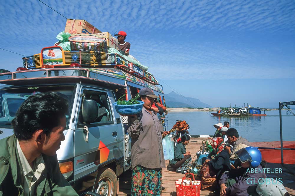 Tipps, Verkehrsmittel Anreise, Weiterreise von Pakse nach Champasak: Songthaew auf der Mekongfähre
