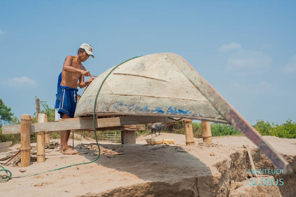 Tipps für Champasak und Umgebung: Bootsbauer auf der Insel Don Daeng