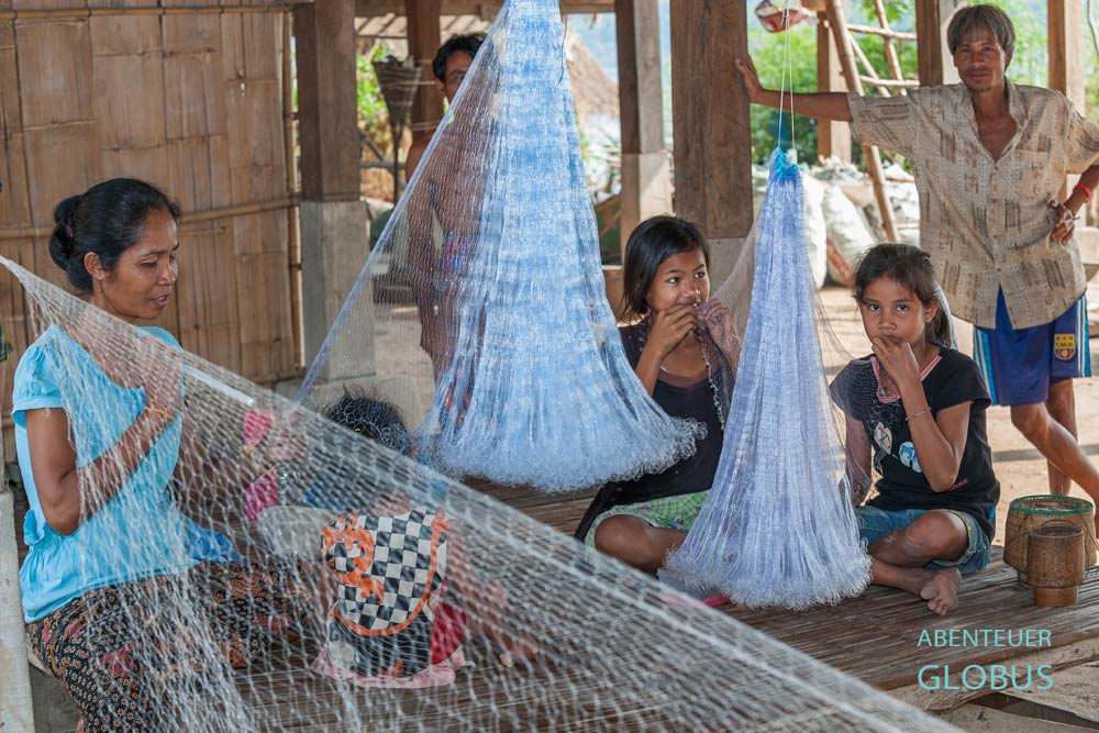 Bei Champasak: Frauen flicken Fischernetze auf der Insel Don Daeng