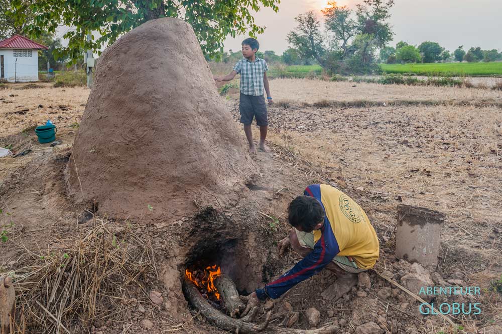 Bei Champasak in Laos: Ein Mann stellt Holzkohle auf der Insel Don Daeng her.