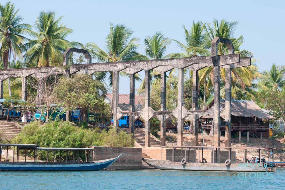 Relikte aus der französischen Kolonialzeit, Umschlagrampe und Anleger für Boote auf der Insel Don Det