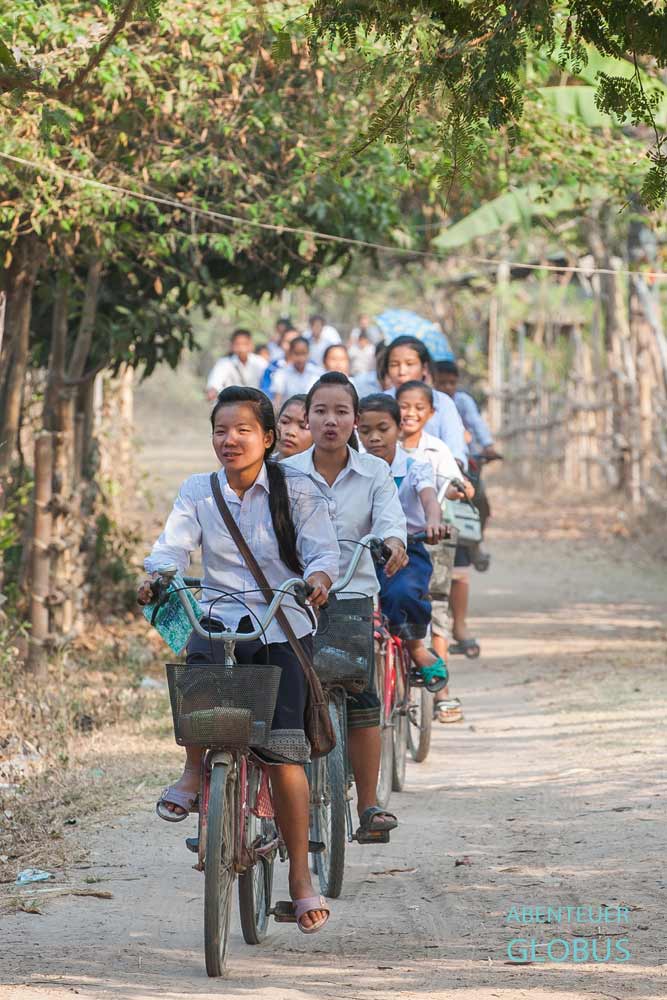 Schülerinnen auf dem Fahrrad auf dem Weg zur Schule im Dorf Muang Khong auf der Insel Don Khong.