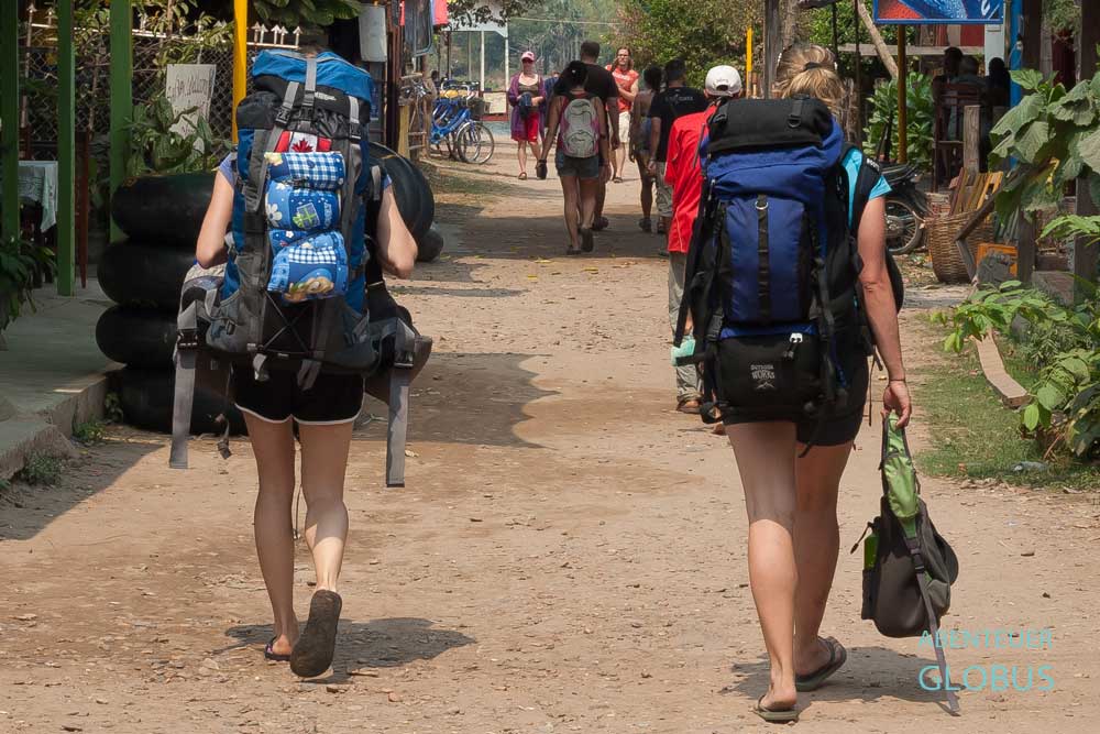 Checkliste für Kambodscha: Zwei Traveller mit Rucksäcken in Südostasien.