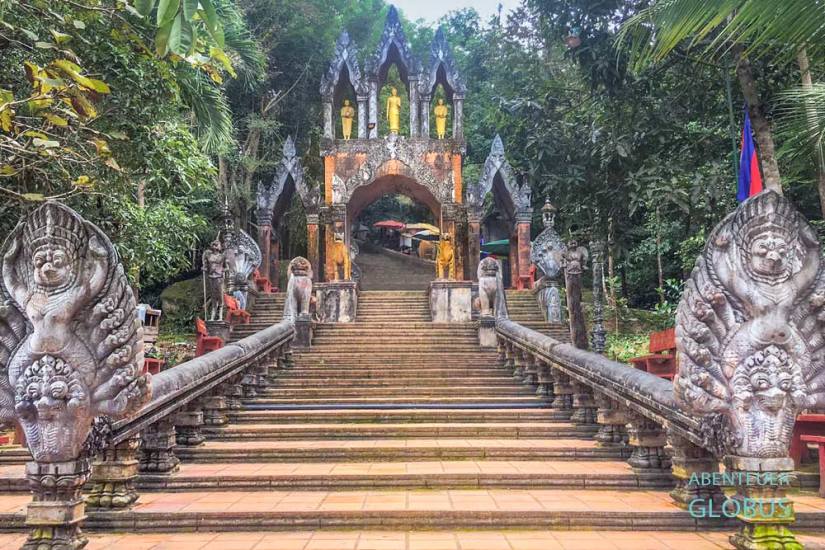 Tipps für Angkor: Aufgang im Wat Preah Ang Thom im Phnom Kulen Nationalpark