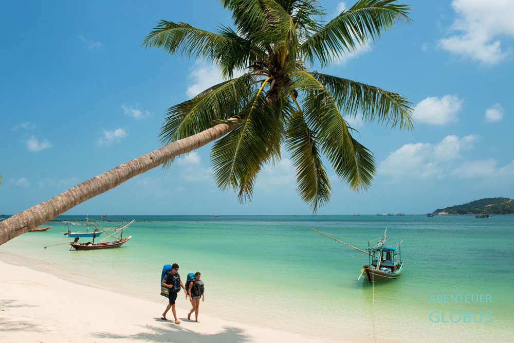 Die perfekte Packliste für Kambodscha mit vielen Tipps: Rucksackreisende am Meer unter Palmen